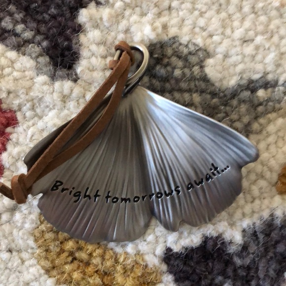 Hallmark 2018 Ornament 🌲 - Picture 4 of 8